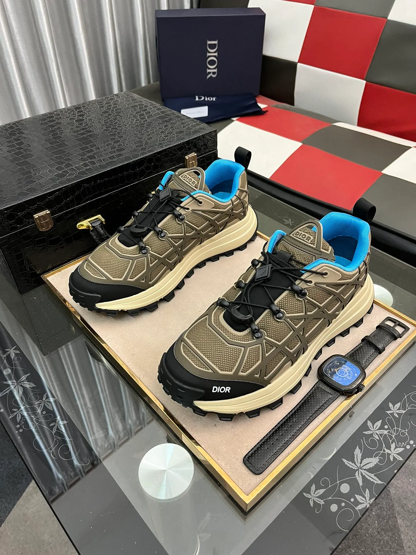 Ex-factory price 520⌚️⌚️B31 RUNNER sports shoes highlight the fashionable silhouette and are decorated with curved cannage pattern. They reinterpret the classic pattern in a structural style and enrich the Dior 2023 summer men's wear series. Meticulously crafted using the advanced craftsmanship of hiking shoes, it blends outdoor culture with Dior heritage. Code number 38-445⃣️Color optional
